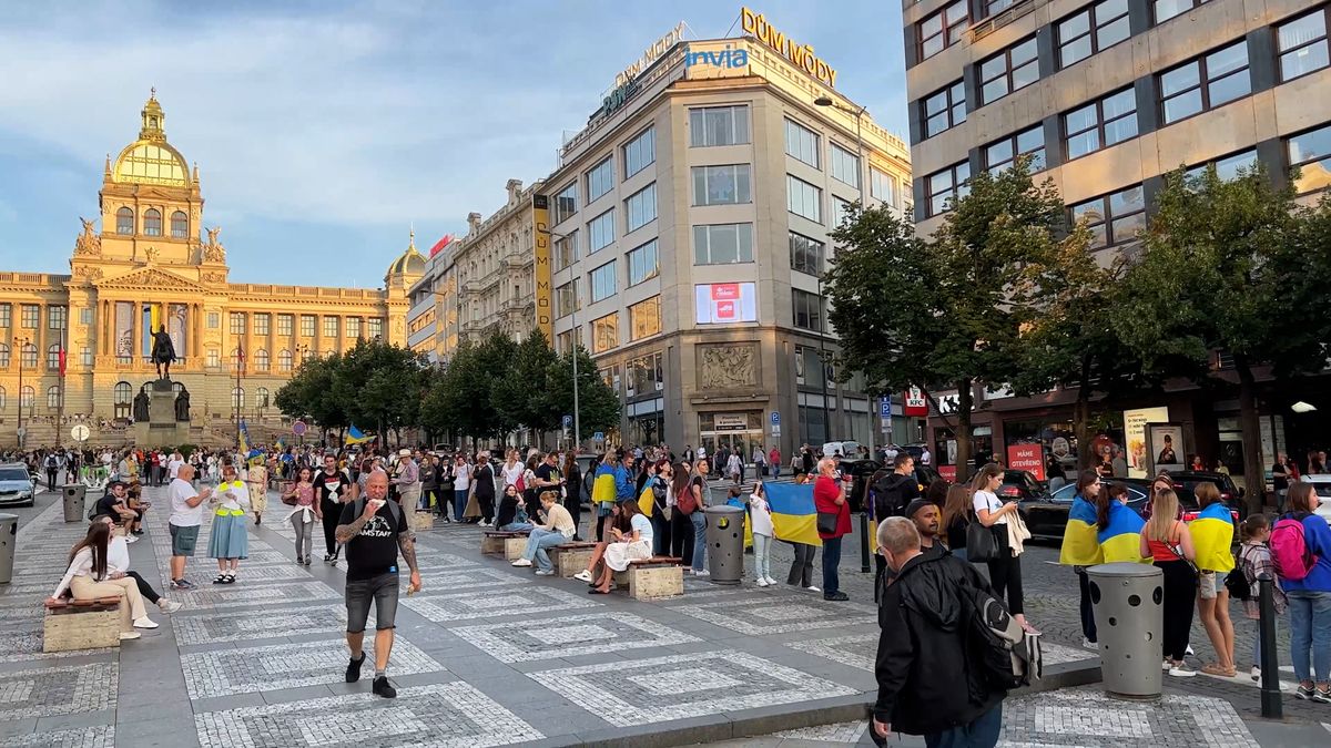 Lidé v centru Prahy utvořili lidský řetěz pro Ukrajinu